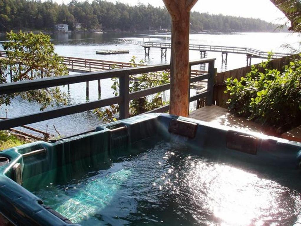Arbutus Point Oceanfront B And B Long Harbour Экстерьер фото
